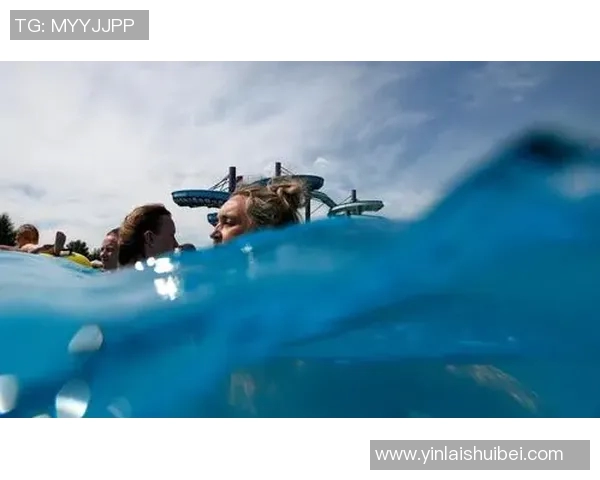 泳池周围的夏日乐章与清凉世界探索之旅